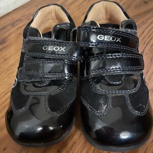black Geox Kaytan baby or toddler shoes patent  suede upper velcro straps doll